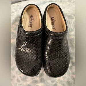 Alegria Black Droplet Kayla KAY-430 Women's 36 US 5.5 Slip On Clogs Mules Scales